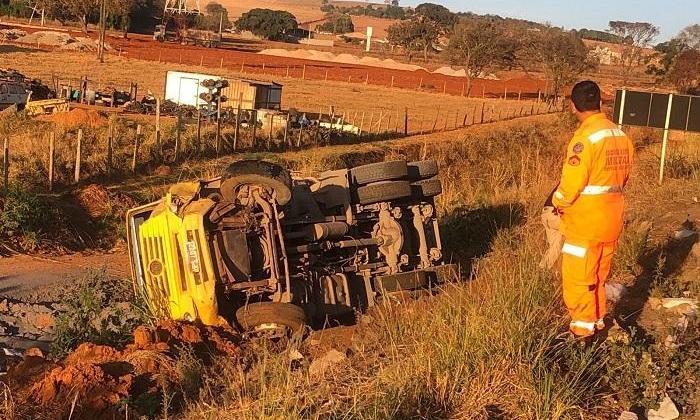 Caminhão tomba após colidir em carreta no entroncamento da BR-365 com MGC-354 em Patos de Minas