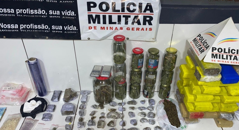 Patos de Minas: Polícia Militar apreende grande quantidade de drogas e prende casal no Bairro Nossa Senhora de Fátima