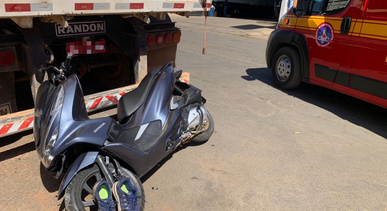 Motociclista colide contra carreta após tentativa de ultrapassagem em Patos de Minas