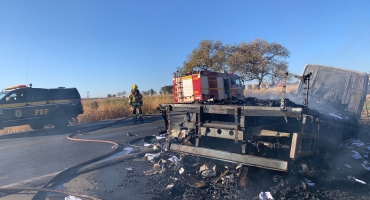 Corpo de Bombeiros de Patos de Minas combate incêndio em caminhão na BR-365