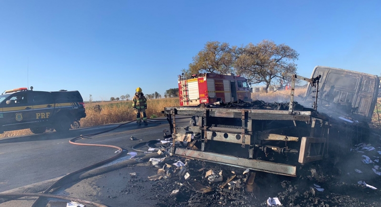 Corpo de Bombeiros de Patos de Minas combate incêndio em caminhão na BR-365