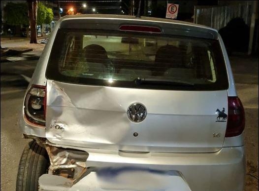 Motorista bate carro na traseira de veículo parado em semáforo 