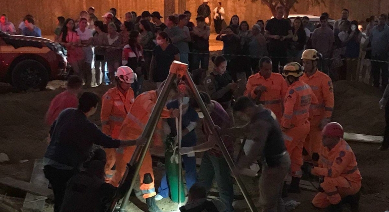 Carmo do Paranaíba: criança despenca em buraco de 8 metros e Corpo de Bombeiros tenta resgate; veja vídeo