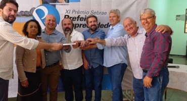 Prefeitos associados ao Cispar recebem troféus do XI Prêmio Sebrae Prefeito Empreendedor