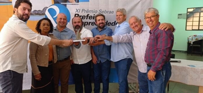 Prefeitos associados ao Cispar recebem troféus do XI Prêmio Sebrae Prefeito Empreendedor