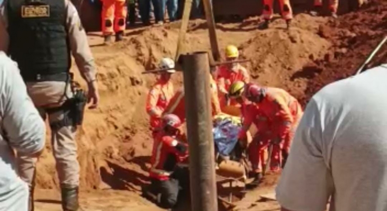 Criança que caiu em buraco de 8 metros em Carmo do Paranaíba morre durante resgate