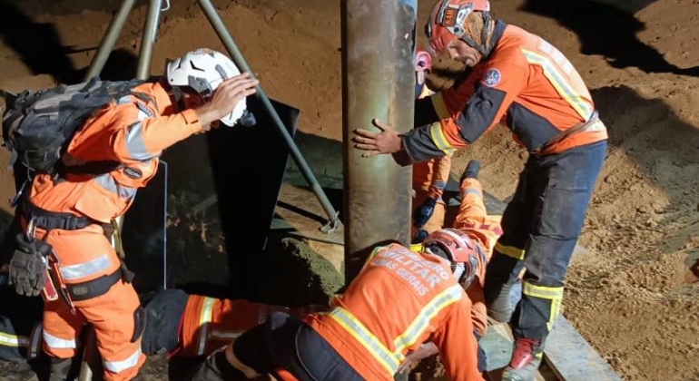 Carmo do Paranaíba : Polícia Civil diz que não havia sinalização na obra onde menino caiu em buraco e morreu 