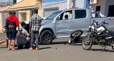 Lagoa Formosa: motorista de automóvel avança parada obrigatória, causa acidente e motoqueiro sofre várias fraturas 