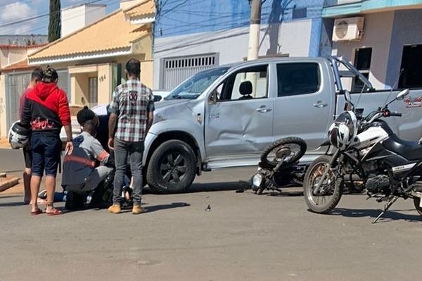 Lagoa Formosa: motorista de automóvel avança parada obrigatória, causa acidente e motoqueiro sofre várias fraturas 