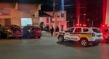 Policial suspeito de assediar menina de 13 anos agride repórter da Itatiaia dentro de delegacia 