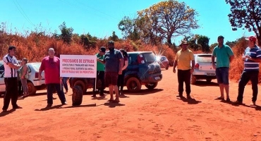 Indignados pela situação precária da estrada que liga Patos de Minas a Alagoas moradores protestam 