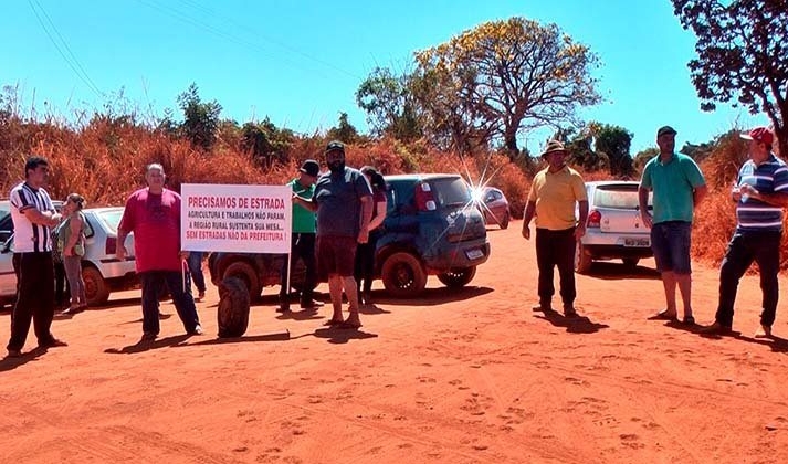 Indignados pela situação precária da estrada que liga Patos de Minas a Alagoas moradores protestam 