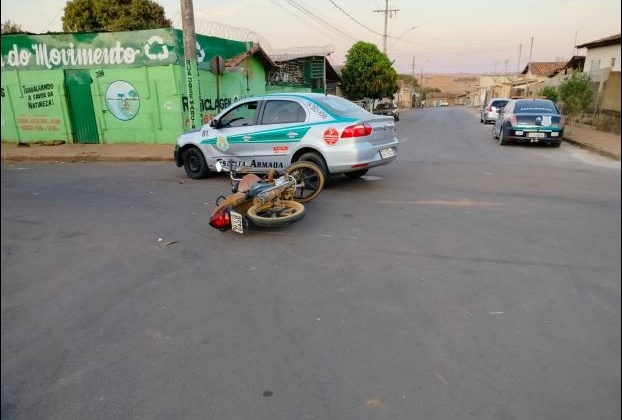 Lagoa Formosa: motoqueiro sofre fratura exposta após colidir contra veículo no Bairro Bela Vista 