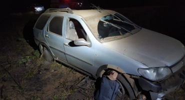 Motorista perde controle direcional e capota carro na MG-235 após desviar de animal