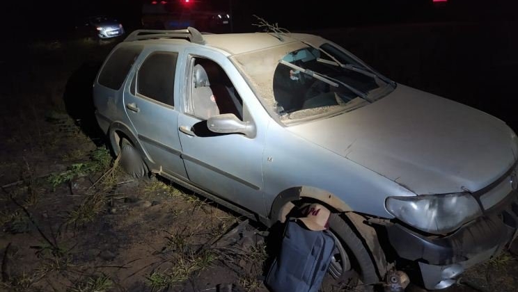 Motorista perde controle direcional e capota carro na MG-235 após desviar de animal Motorista perde controle direcional e capota carro na MG-235 após desviar de animal