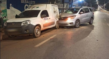 Motorista inabilitado bate carro em veículo estacionado na rua Major Gote em Patos de Minas 