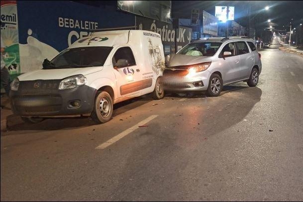 Motorista inabilitado bate carro em veículo estacionado na rua Major Gote em Patos de Minas 