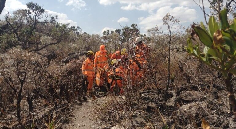 Policial militar morre ao cair de paraglider, em Araxá