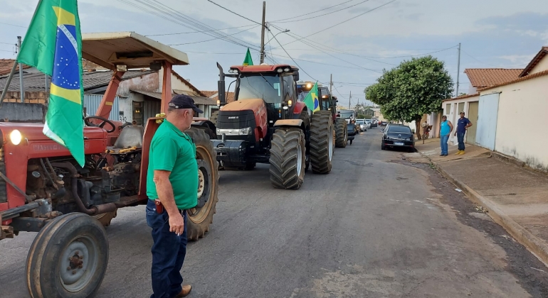 Apoiadores do presidente Jair Bolsonaro realizam carreata na cidade de Rio Paranaíba