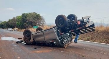 Motorista perde controle direcional em pista molhada e capota veículo na BR-354 em Lagoa Formosa 