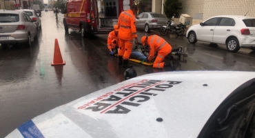 Motociclista foge e abandona passageira machucada após atingir veículo em Patos de Minas