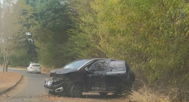 Carmo do Paranaíba – Motorista perde controle direcional e veículo roda na curva do Soares