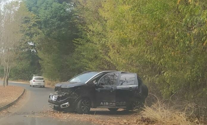 Carmo do Paranaíba – Motorista perde controle direcional e veículo roda na curva do Soares