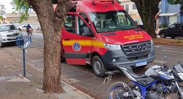 Condutora cochila ao volante e atinge veículos estacionados na Avenida Paracatu em Patos de Minas