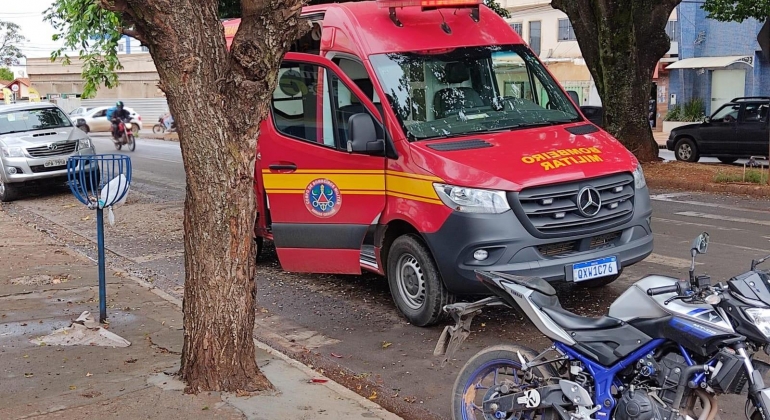 Condutora cochila ao volante e atinge veículos estacionados na Avenida Paracatu em Patos de Minas