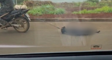 Covardia: motociclista é flagrado arrastando cachorro ainda com vida, em Patos de Minas; veja vídeo