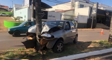 Motorista morre após colidir automóvel contra árvore na Avenida Marabá em Patos de Minas