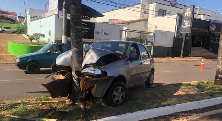 Motorista morre após colidir automóvel contra árvore na Avenida Marabá em Patos de Minas