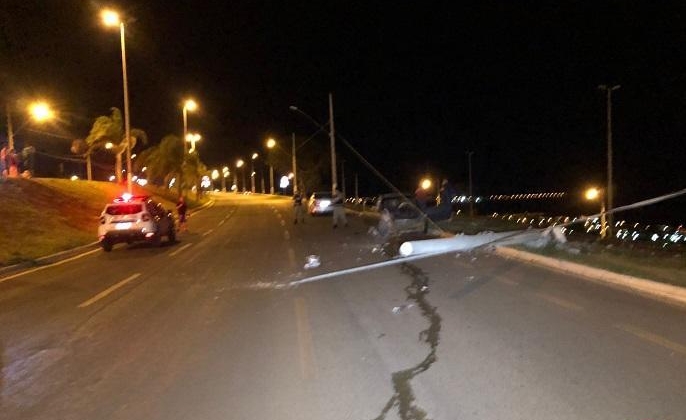 Motorista perde controle e bate carro em poste pública na Avenida Marabá