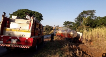 Corpo de Bombeiros realiza prevenção de incêndio durante retirada de carreta que se acidentou na BR-365