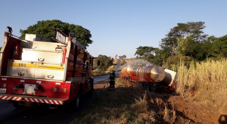 Corpo de Bombeiros realiza prevenção de incêndio durante retirada de carreta que se acidentou na BR-365