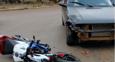 Lagoa Formosa: condutor de motocicleta fica ferido após motorista de automóvel avançar parada obrigatória e provocar acidente