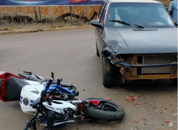 Lagoa Formosa: condutor de motocicleta fica ferido após motorista de automóvel avançar parada obrigatória e provocar acidente