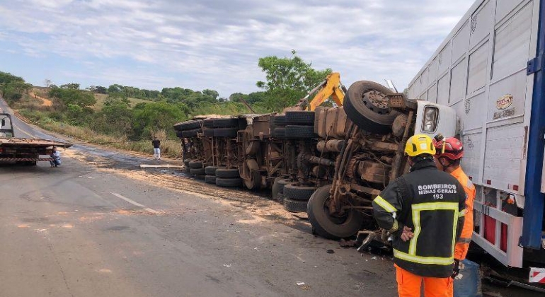 Grave acidente na BR-365 em Patos de Minas mata motorista de carreta 