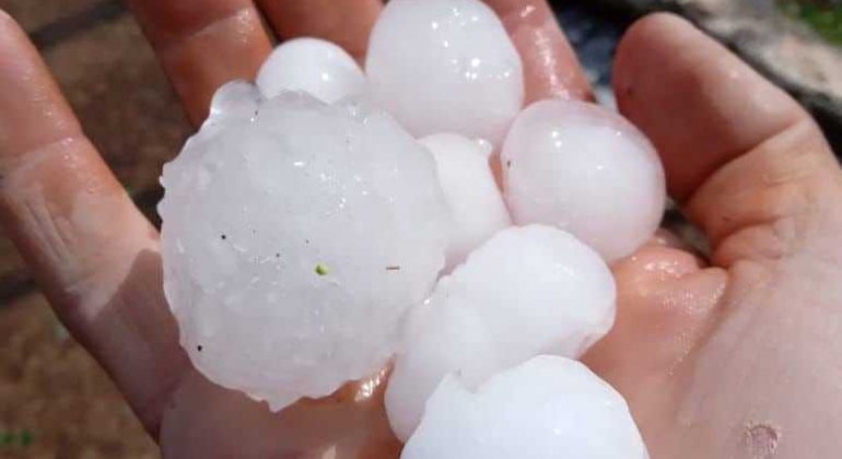 Tempestade com vendaval e granizo causa estragos e prejuízos em Bambuí 