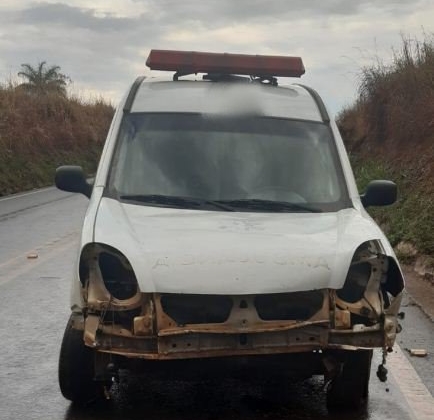 Motorista de ambulância de Carmo do Paranaíba atropela bovino na LMG-743 