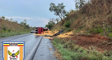 Motorista perder o controle direcional e tomba caminhão na MG-187, em Serra do Salitre