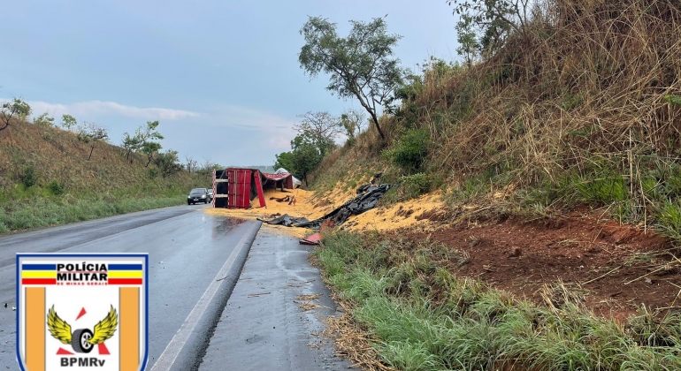 Motorista perder o controle direcional e tomba caminhão na MG-187, em Serra do Salitre