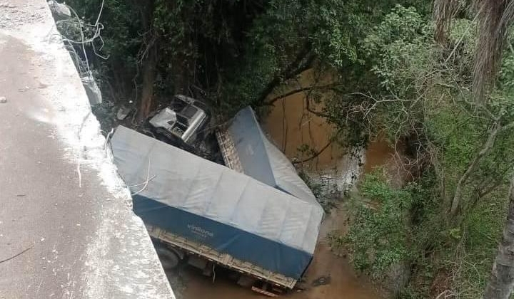 Carreteiro de Patos de Minas morre após bitrem cair de ponte na MG-423, em Nova Serrana; veja vídeo