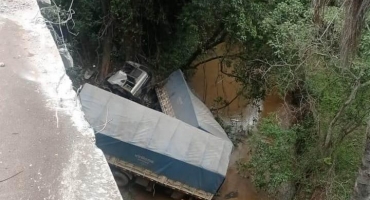 Carreteiro de Patos de Minas morre após bitrem cair de ponte na MG-423, em Nova Serrana; veja vídeo