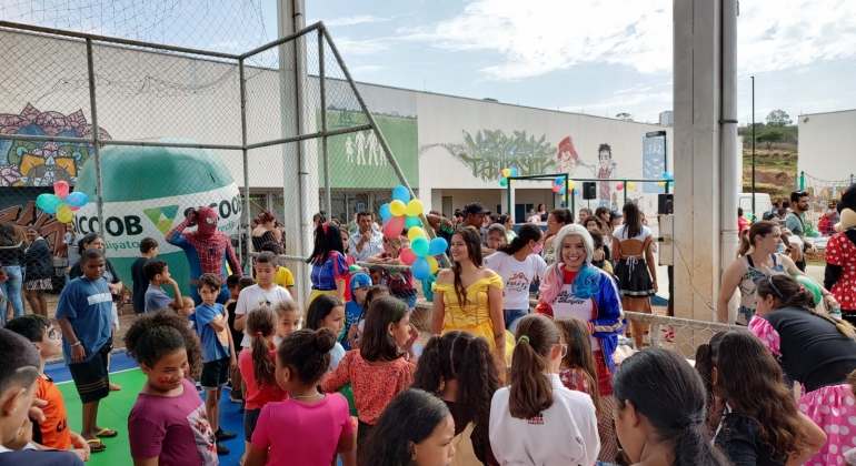 Sicoob Credipatos e prefeitura municipal realizam ação em Patos de Minas para comemorar o Dia das Crianças 