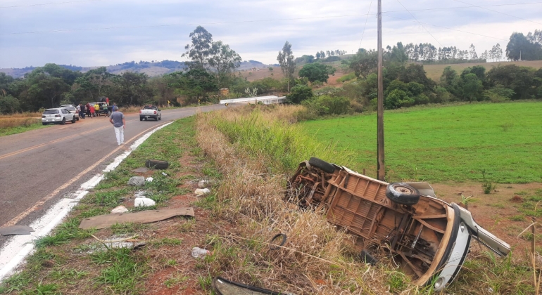 Kombi tomba próximo ao Distrito de Pindaíbas e deixa motorista com ferimentos graves