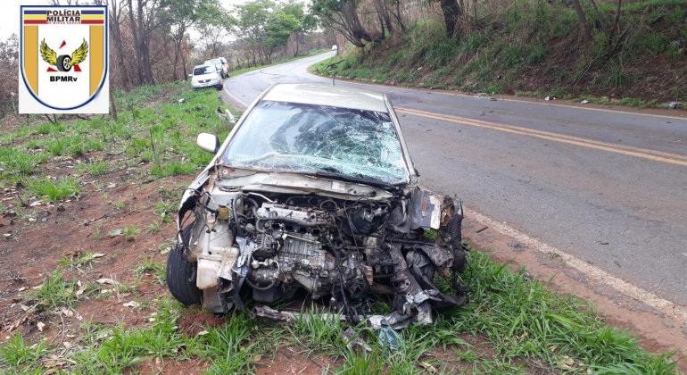 Serra do Salitre - três adultos e uma criança ficam feridas em acidente entre caminhão boiadeiro e automóvel