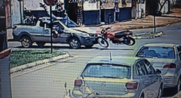 Imagem flagra acidente entre carro e motocicleta no Bairro Cristo Redentor; veja vídeo