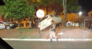 Patos de Minas: veículo fica preso entre árvores após condutor perder controle direcional na Praça Champagnat