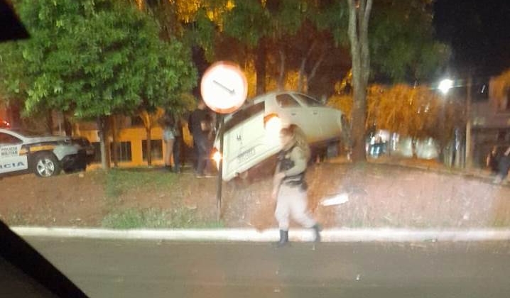 Patos de Minas: veículo fica preso entre árvores após condutor perder controle direcional na Praça Champagnat